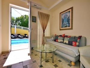 Villa in Ripenda Kras with Pool and Sauna