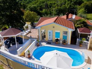 Villa in Ripenda Kras with Pool and Sauna