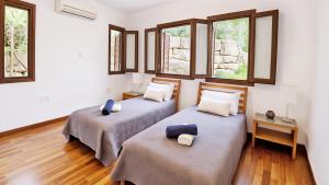 Aphrodite Hills 3 Bedroom with BBQ, Patio & View