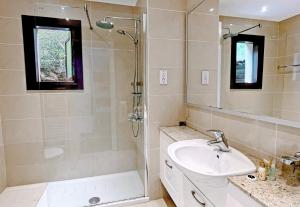 Aphrodite Hills 3 Bedroom with BBQ, Patio & View