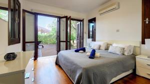 Aphrodite Hills 3 Bedroom with BBQ, Patio & View