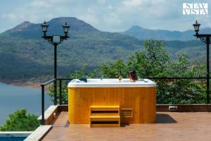 StayVista at La Belleza with Infinity Pool & Lake View Alfresco Dining