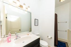 30A Modern Suite with King Bed, Parking, Pool and Balcony