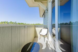 30A Modern Suite with King Bed, Parking, Pool and Balcony