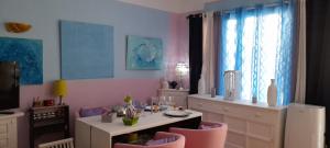 NICE CHAMBRE EXCLUSIVE DANS 2 PIECES 40 m2 ATYPIQUE ORIGINAL DANS GRANDE STRUCTURE TYPE APPARTEMENT DHOTE 80 m2 200 m mer PROMENADE DES ANGLAIS SEJOUR CHEZ LHABITANT