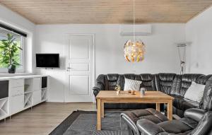 3 Bedroom Cozy Home In Højslev
