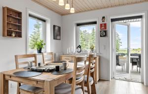 3 Bedroom Cozy Home In Højslev