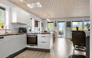 3 Bedroom Cozy Home In Højslev