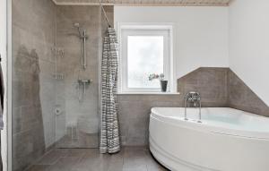 3 Bedroom Cozy Home In Højslev