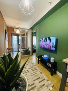 SPRING RESIDENCES - 2BR Condo near Airport with balcony and pool views