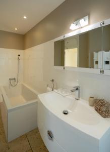 Hotels La Belle Vie : photos des chambres