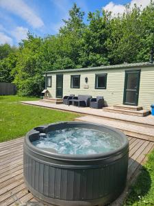 Silver Birch Nabb Lane Hot tub near Alton Towers