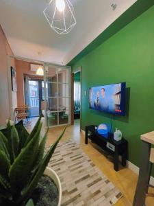 SPRING RESIDENCES - 2BR Condo near Airport with balcony and pool views