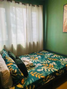 SPRING RESIDENCES - 2BR Condo near Airport with balcony and pool views