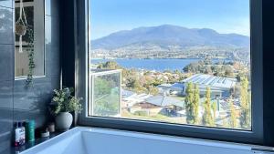 The MBM - Modern 4BR Home, Spacious, Views, Ideal for Groups