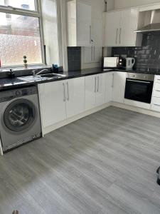 Chapel house-M65- Hospital- parking-shops-food-5 beds- sleeps 7