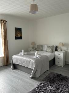 Chapel house-M65- Hospital- parking-shops-food-5 beds- sleeps 7