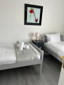 Chapel house-M65- Hospital- parking-shops-food-5 beds- sleeps 7