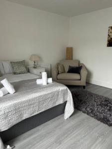 Chapel house-M65- Hospital- parking-shops-food-5 beds- sleeps 7