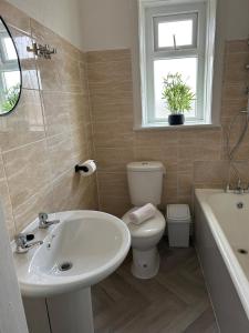 Chapel house-M65- Hospital- parking-shops-food-5 beds- sleeps 7