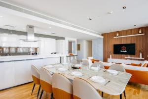 Livbnb - Alluring 3BR Plus Maids with Sea & Ain Dubai View