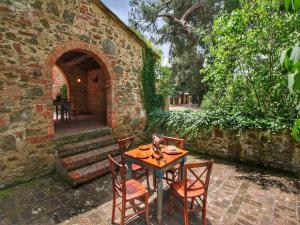 Expensive Villa with Tennis Court in Sinalunga