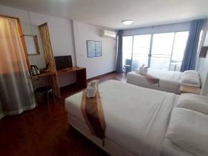 Beachfront Hotel Cha Am