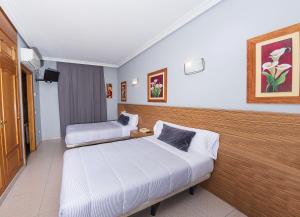 Twin Room with Free Airport Shuttle room in Hostal El Cruce