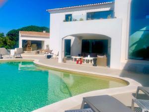 Luxury Sea Views Smart Villa Bliss, 2 Stunning Sea Views, Infinity Pool, Sauna, Gym, Home Cinema, Full Smart Home Technology and Full Privacy