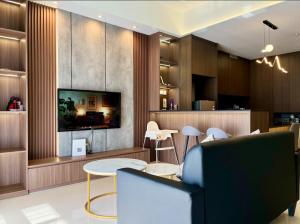 Grand Medini -- Legoland & WIFI & Studio 1B 2pax by Cowidea