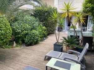 Only 60m to the beach, 2 bedroom cozy apartment, 80m2 big garden, very central