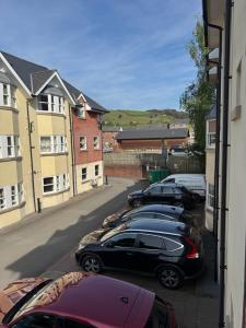 Modern, sleeps 6, rural market town, Llani