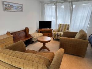 Modern, sleeps 6, rural market town, Llani