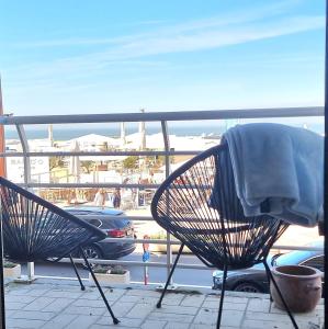 Knokke zeedijk met frontaal zeezicht nabij Rubensplein en casino, 20m van strand