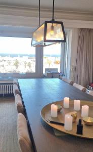 Knokke zeedijk met frontaal zeezicht nabij Rubensplein en casino, 20m van strand