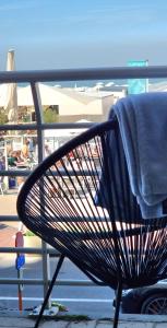 Knokke zeedijk met frontaal zeezicht nabij Rubensplein en casino, 20m van strand