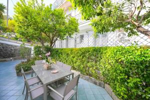 Ischian Escape- Vintage Bath and Lush Nature