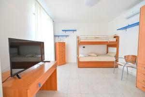 Ischian Escape- Vintage Bath and Lush Nature