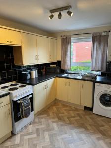 Quiet, Sleeps 12, 2 bathrooms, Lots of parking, KIA 2