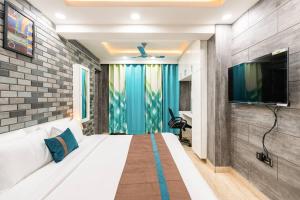 TIM Sector 51, ARTEMIS HOSPITAL 1 min walk, FORTIS & MEDANTA 4 mins drive