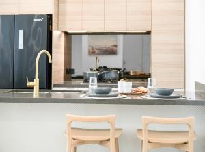 Level 70 Spacious open plain living with Sky high Views - Pet friendly