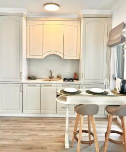 Bridge Apartments- STUDIO 7