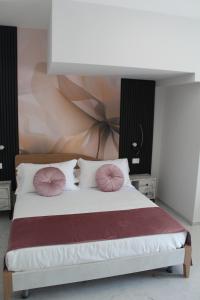 Zimmer mit Queensize-Bett und Whirlpool-Badewanne