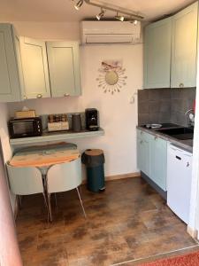 STUDIO POOL HOUSE VUE MER PANORAMIQUE AMAZING SEA VIEW WIFI LINGE LINEN INCLUT AIRCONDITIOn