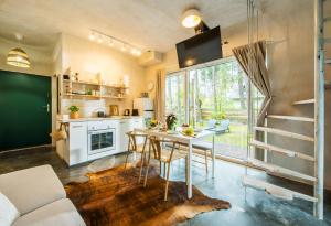 Domek lubiana180 WABI SABI w lesie jacuzzi sauna kominek - drewno w cenie pobytu - nad jeziorem Kaszuby pieski tylko do 10kg za dodatkową opłatą