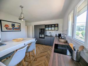 vue mer grande terrasse plage à 2 min à pieds