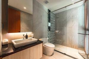 V186 Quiet Glamour Oasis 4BR Poolside Sanctuary