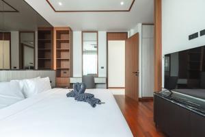 V186 Quiet Glamour Oasis 4BR Poolside Sanctuary