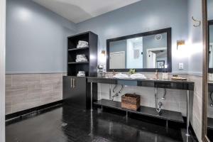 Modern Suite 6BR by Maddox Hotel