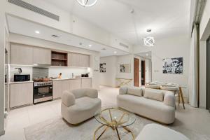 FIRST CLASS 2BR Sun, Views & Serenity